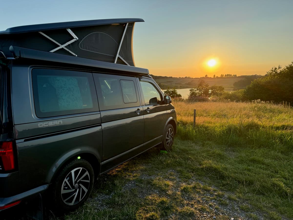 livsstilsfoto — laga kaffe i bilen